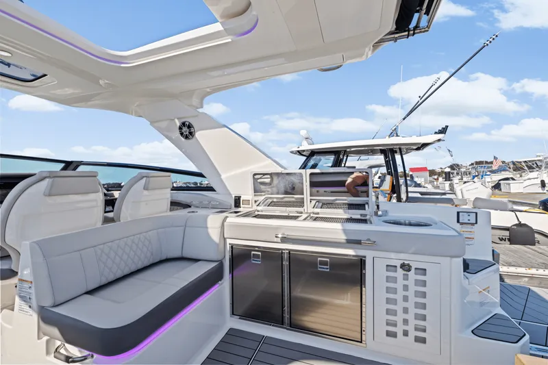 Slide: The Image of Sea Ray SLX 400 Outboard 2025 - 17