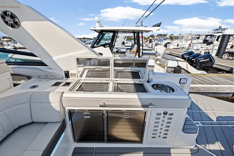 Slide: The Image of Sea Ray SLX 400 Outboard 2025 - 19