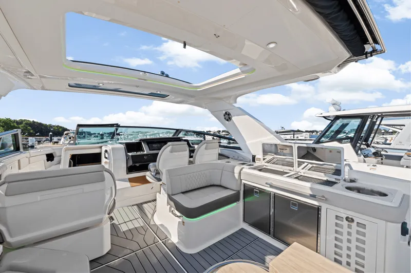 Slide: The Image of Sea Ray SLX 400 Outboard 2025 - 22