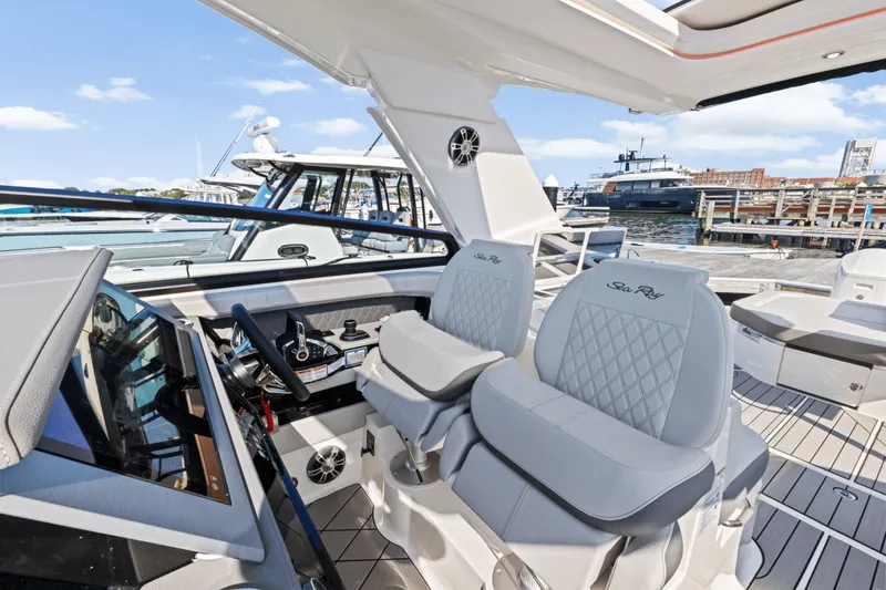 Slide: The Image of Sea Ray SLX 400 Outboard 2025 - 25