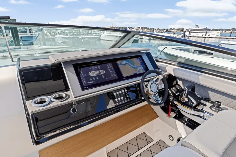 Slide: The Image of Sea Ray SLX 400 Outboard 2025 - 28