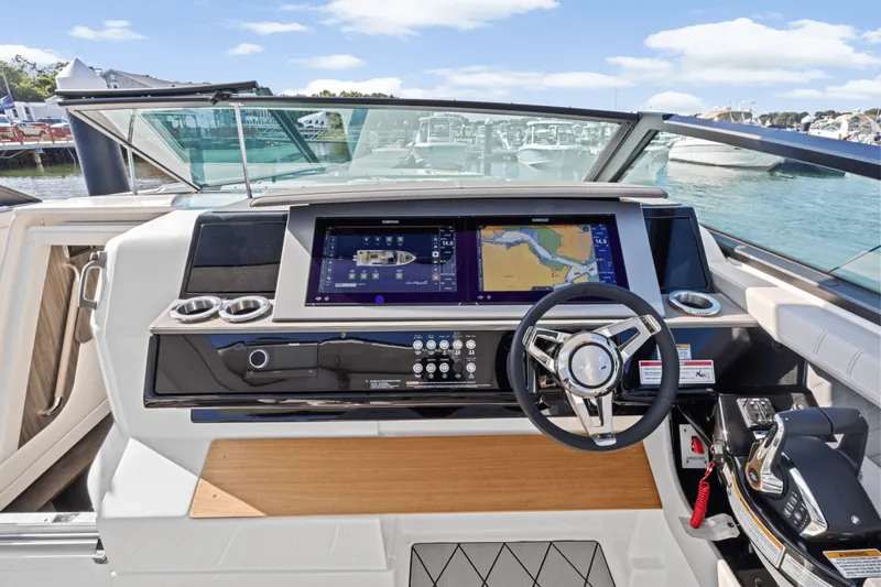 Slide: The Image of Sea Ray SLX 400 Outboard 2025 - 29