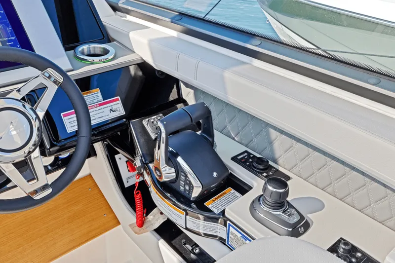 Slide: The Image of Sea Ray SLX 400 Outboard 2025 - 32