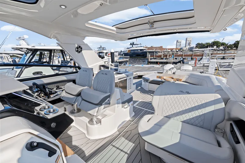 Slide: The Image of Sea Ray SLX 400 Outboard 2025 - 33