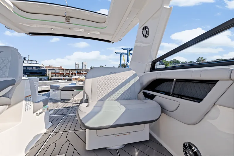 Slide: The Image of Sea Ray SLX 400 Outboard 2025 - 34