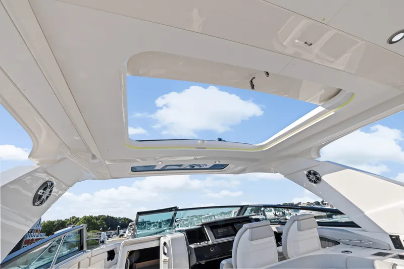 Slide: The Image of Sea Ray SLX 400 Outboard 2025 - 35