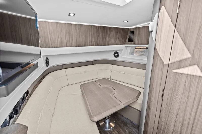 Slide: The Image of Sea Ray SLX 400 Outboard 2025 - 36