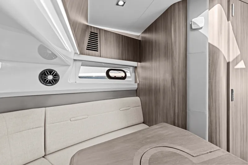 Slide: The Image of Sea Ray SLX 400 Outboard 2025 - 38