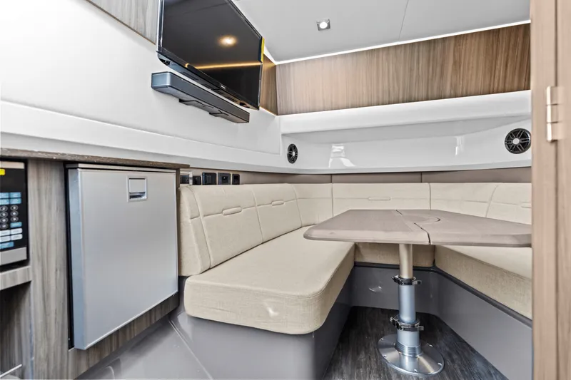 Slide: The Image of Sea Ray SLX 400 Outboard 2025 - 39