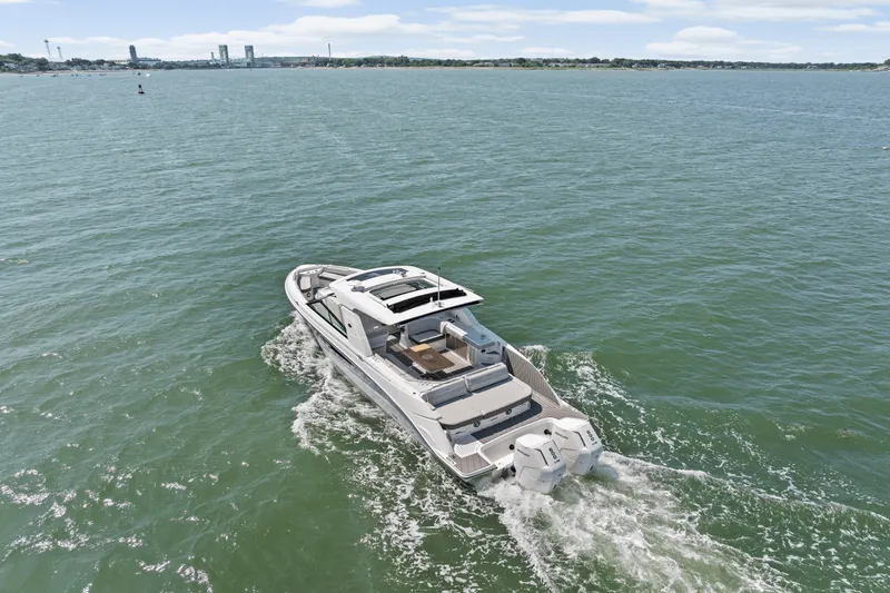 Slide: The Image of Sea Ray SLX 400 Outboard 2025 - 4