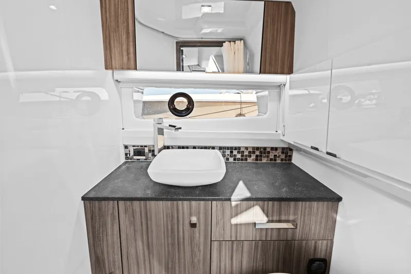 Slide: The Image of Sea Ray SLX 400 Outboard 2025 - 40