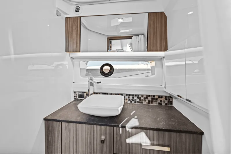 Slide: The Image of Sea Ray SLX 400 Outboard 2025 - 41