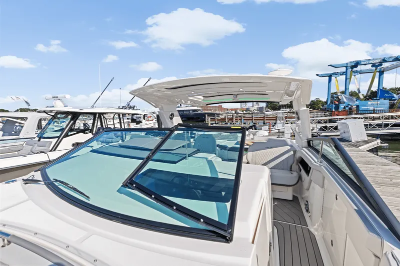 Slide: The Image of Sea Ray SLX 400 Outboard 2025 - 44