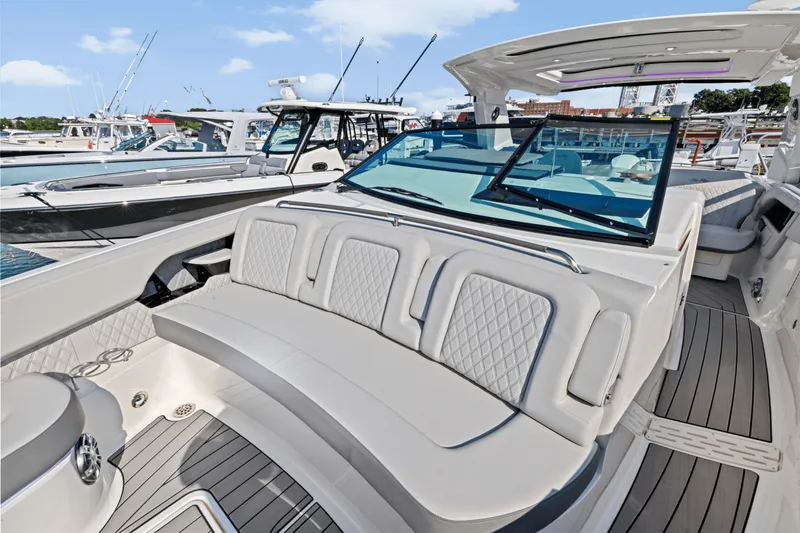 Slide: The Image of Sea Ray SLX 400 Outboard 2025 - 49