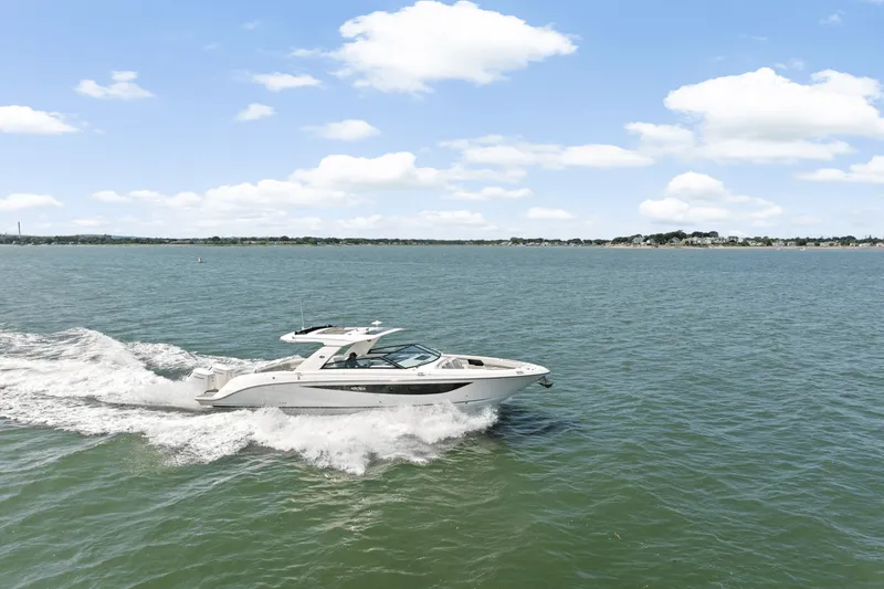 Slide: The Image of Sea Ray SLX 400 Outboard 2025 - 51