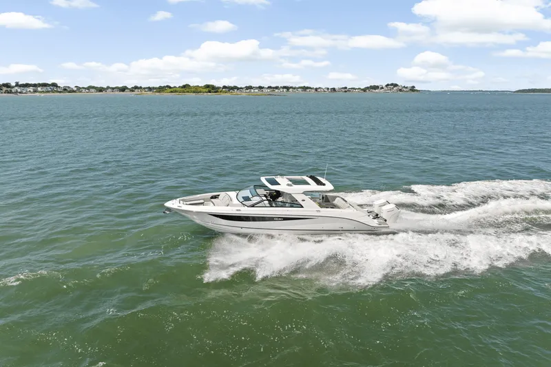 Slide: The Image of Sea Ray SLX 400 Outboard 2025 - 53