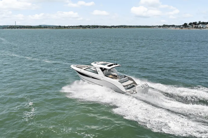 Slide: The Image of Sea Ray SLX 400 Outboard 2025 - 55