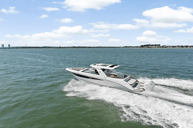 Slide: The Image of Sea Ray SLX 400 Outboard 2025 - 56