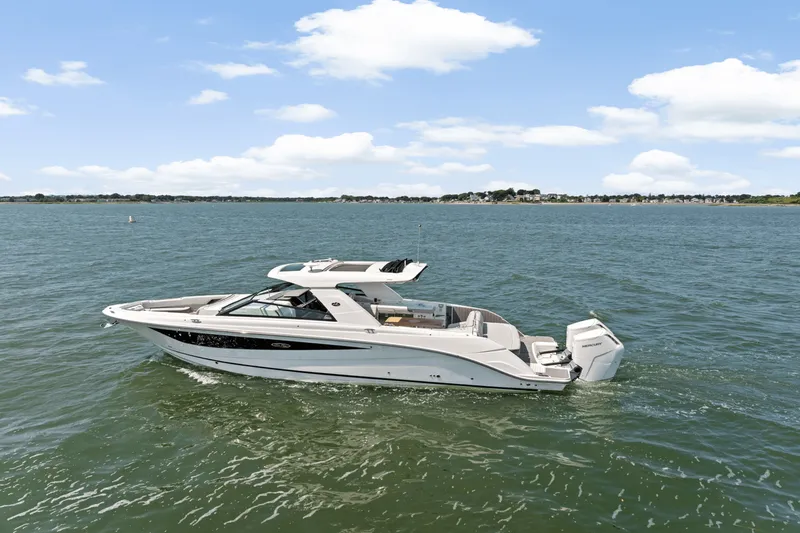 Slide: The Image of Sea Ray SLX 400 Outboard 2025 - 57