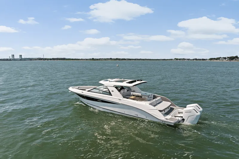 Slide: The Image of Sea Ray SLX 400 Outboard 2025 - 58