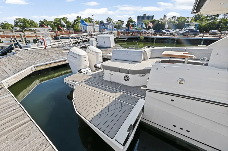 Slide: The Image of Sea Ray SLX 400 Outboard 2025 - 6