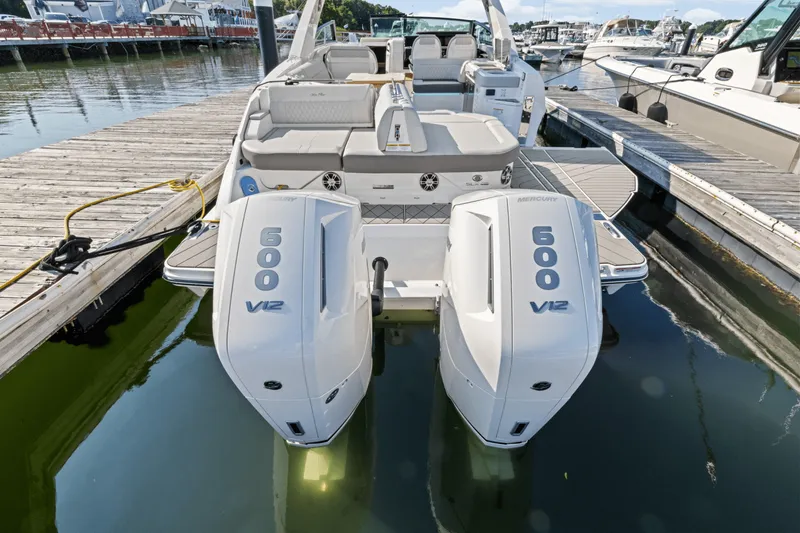 Slide: The Image of Sea Ray SLX 400 Outboard 2025 - 7