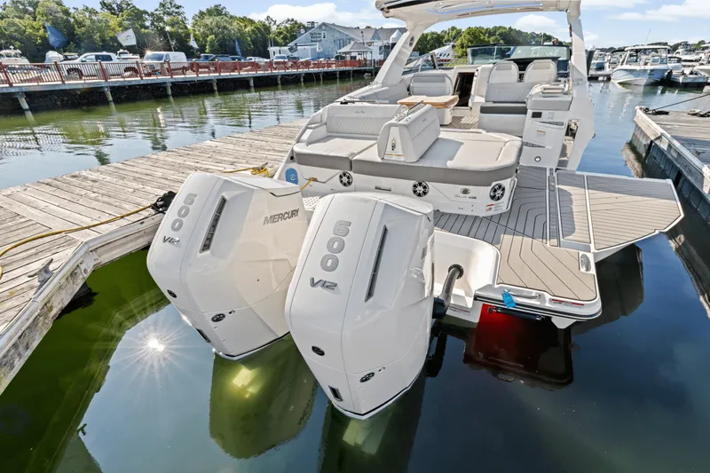 Slide: The Image of Sea Ray SLX 400 Outboard 2025 - 8