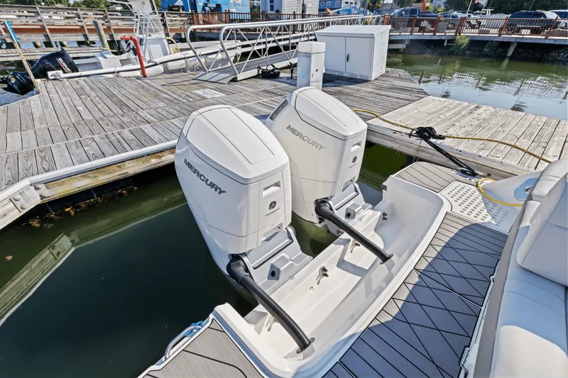 Slide: The Image of Sea Ray SLX 400 Outboard 2025 - 9