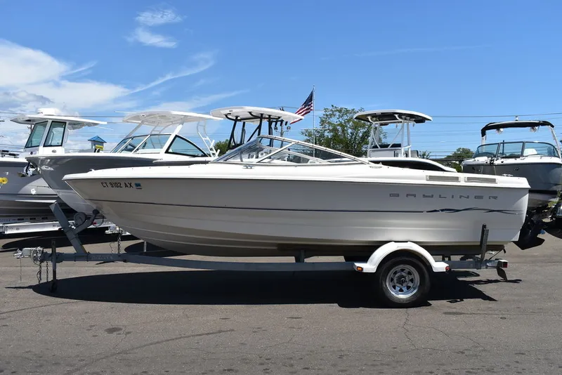 Slide: The Image of Bayliner 2150 Capri Bowrider 2001 - 3