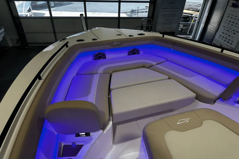 Slide: The Image of Scout 260 LXF 2025 - 28