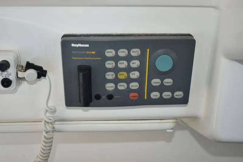 Slide: The Image of Sea Ray 370 Sundancer 1995 - 33