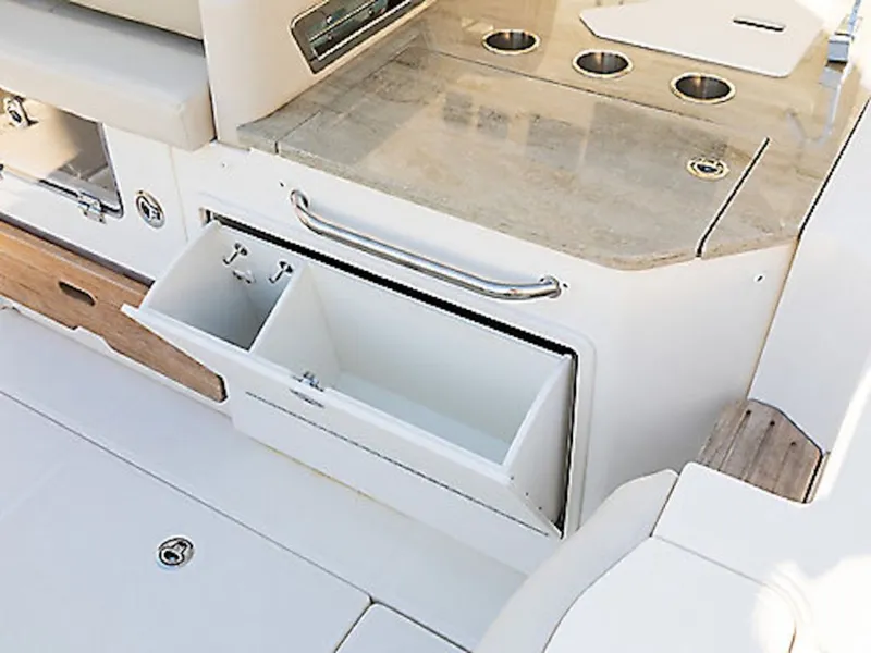 Slide: The Image of Boston Whaler 350 Realm 2026 - 4