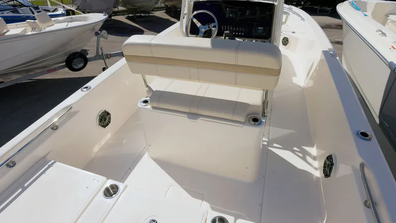Slide: The Image of Boston Whaler 250 Dauntless 2026 - 16
