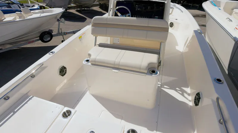 Slide: The Image of Boston Whaler 250 Dauntless 2026 - 17