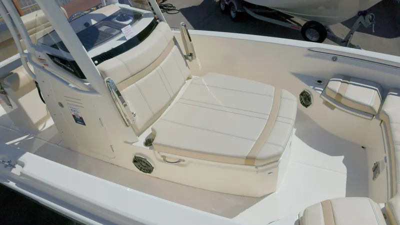 Slide: The Image of Boston Whaler 250 Dauntless 2026 - 19