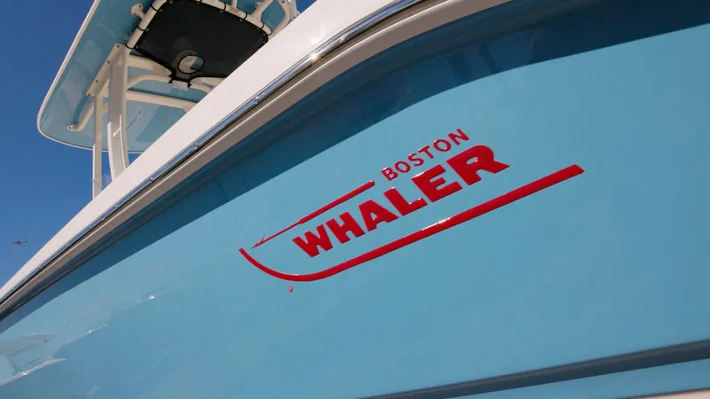 Slide: The Image of Boston Whaler 250 Dauntless 2026 - 6
