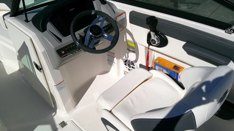 Slide: The Image of Chaparral 21 SSi Ski &amp; Fish 2025 - 11