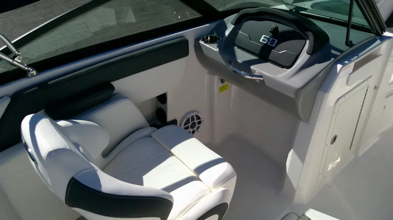 Slide: The Image of Chaparral 21 SSi Ski &amp; Fish 2025 - 13