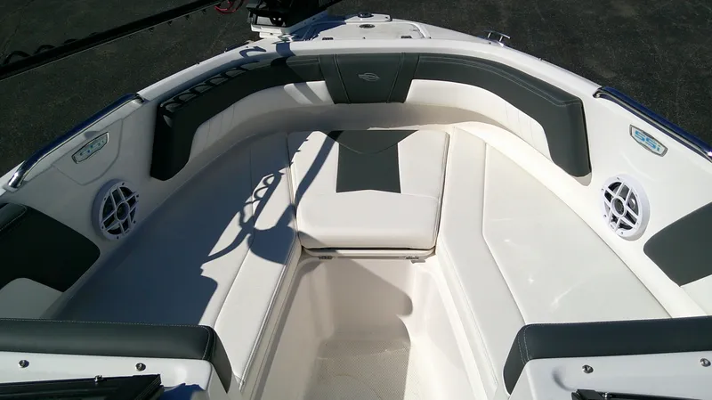 Slide: The Image of Chaparral 21 SSi Ski &amp; Fish 2025 - 14