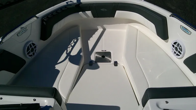 Slide: The Image of Chaparral 21 SSi Ski &amp; Fish 2025 - 15