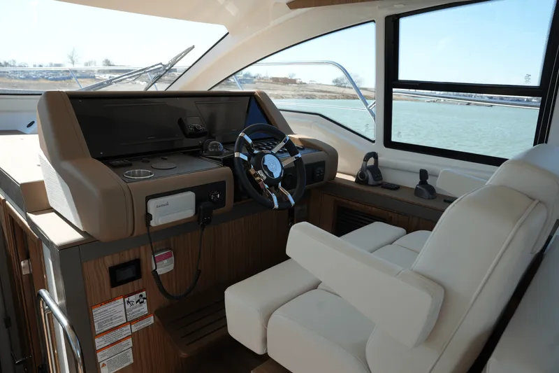 Slide: The Image of Cruisers Yachts 42 Cantius 2025 - 35