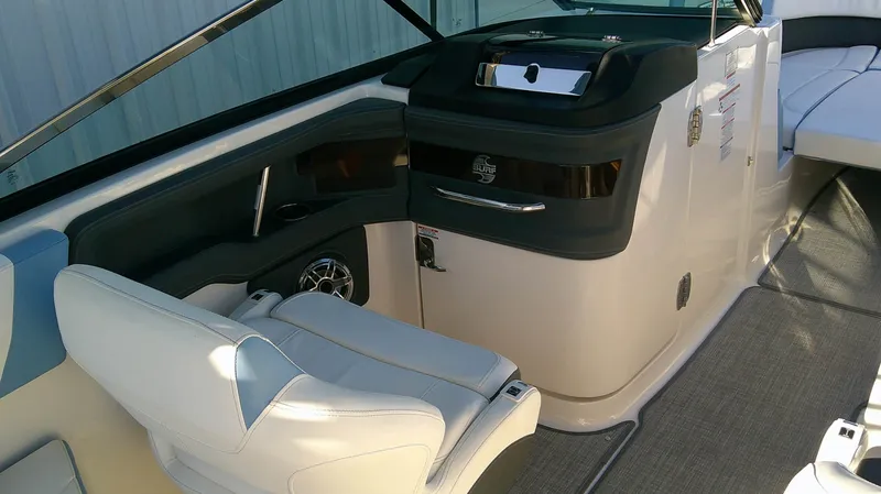 Slide: The Image of Chaparral 30 Surf 2022 - 16