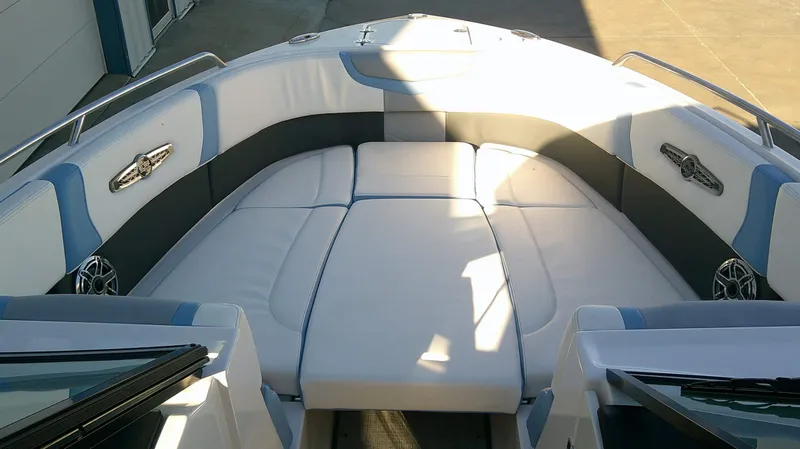 Slide: The Image of Chaparral 30 Surf 2022 - 19