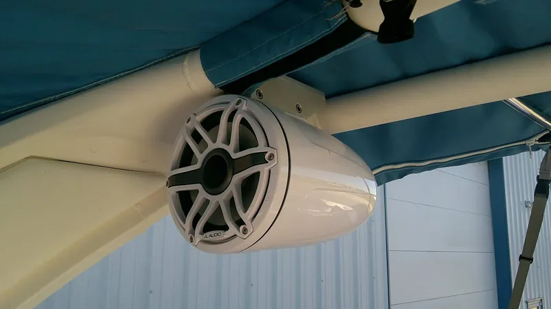 Slide: The Image of Chaparral 30 Surf 2022 - 21