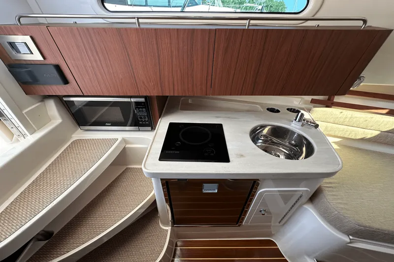 Slide: The Image of Grady-White Marlin 300 2025 - 13