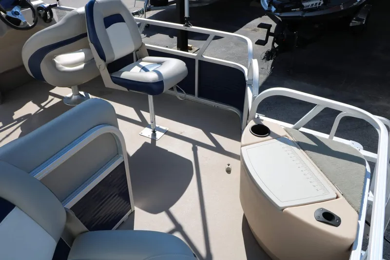 Slide: The Image of SUN Tracker Fishing Barge 20 Dlx 2013 - 19