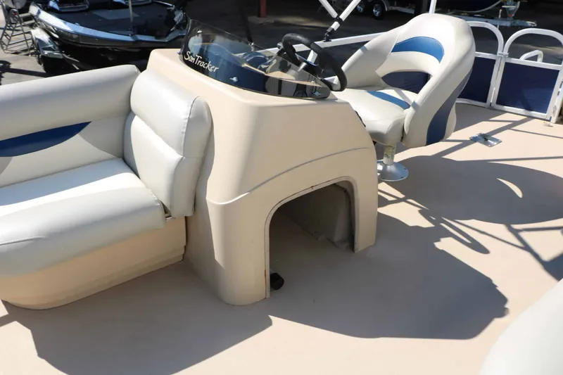 Slide: The Image of SUN Tracker Fishing Barge 20 Dlx 2013 - 31