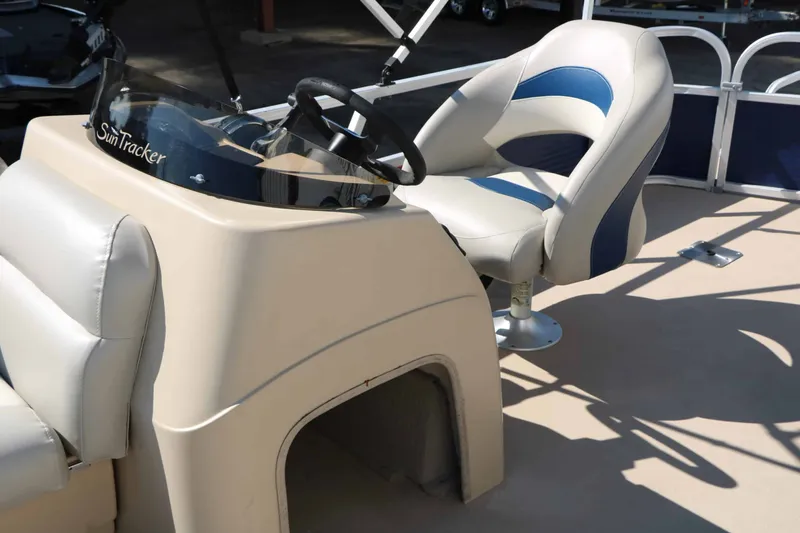 Slide: The Image of SUN Tracker Fishing Barge 20 Dlx 2013 - 32