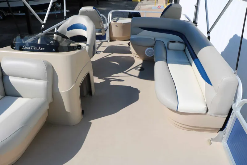 Slide: The Image of SUN Tracker Fishing Barge 20 Dlx 2013 - 16