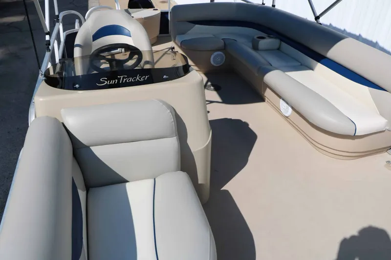 Slide: The Image of SUN Tracker Fishing Barge 20 Dlx 2013 - 29